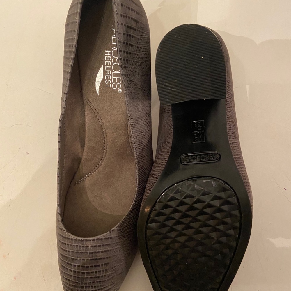 Aerosoles heelrest gray leather texture pumps sizes 11 & 10.5 both NWT - Picture 6 of 7